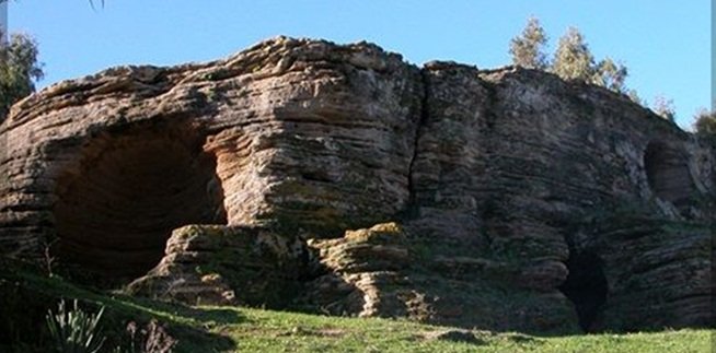 Necrópolis de Los Algarbes en la sierra de Paloma Baja/S.T.